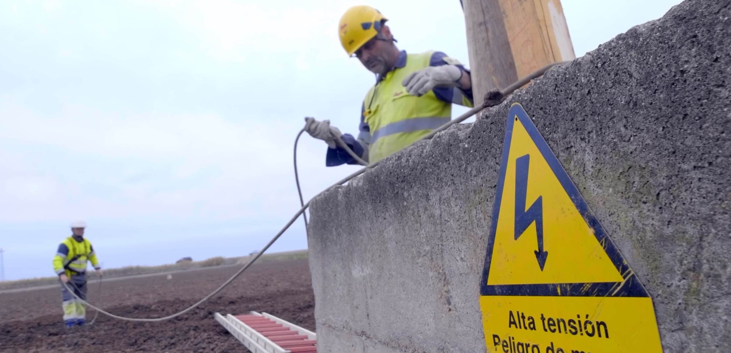 Dos técnicos de Endesa asegurando líneas eléctricas