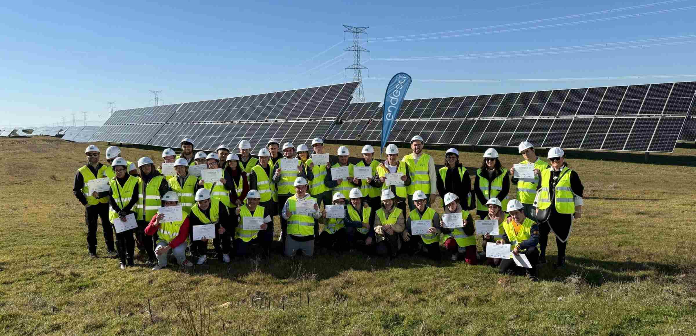 Los 25 alumnos que han recibido su diploma en compostaje inclusivo tras su participación en "Compost-IN" en la planta solar de El Doblón (Mérida)