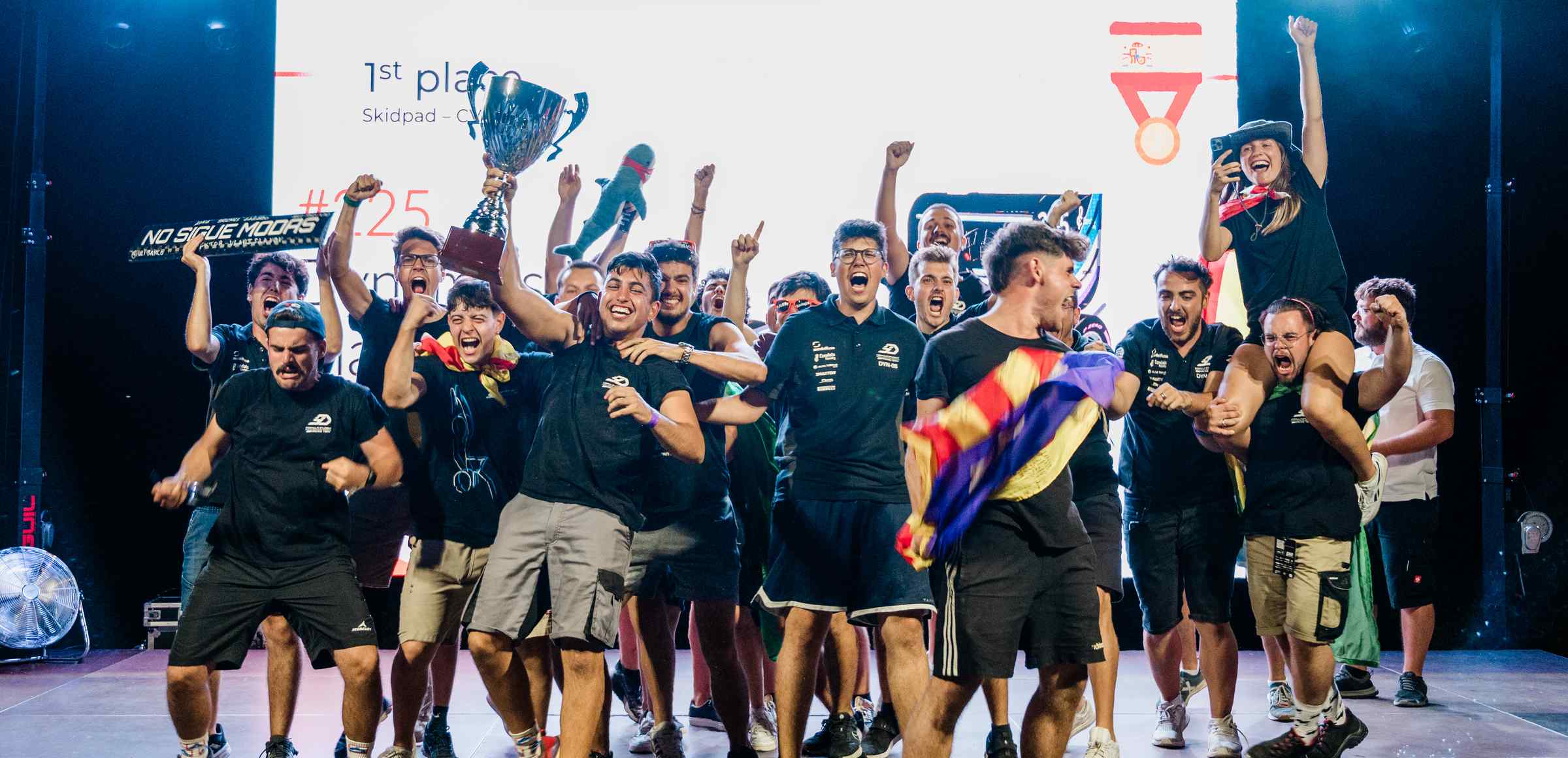 El equipo Dynamics celebrando la victoria en la Formula Student Netherlands en 2024.