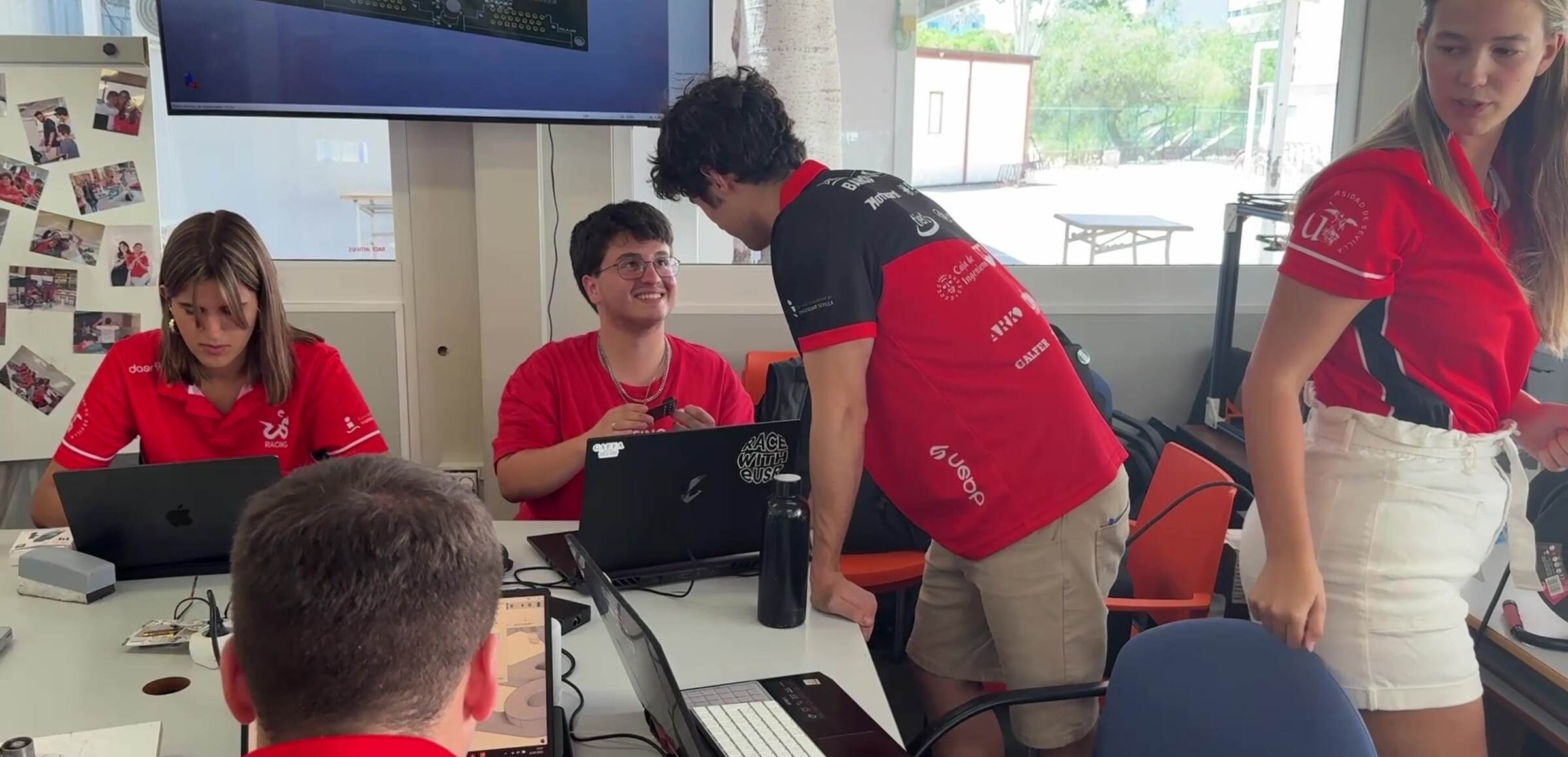 Equipo Eusracing trabajando