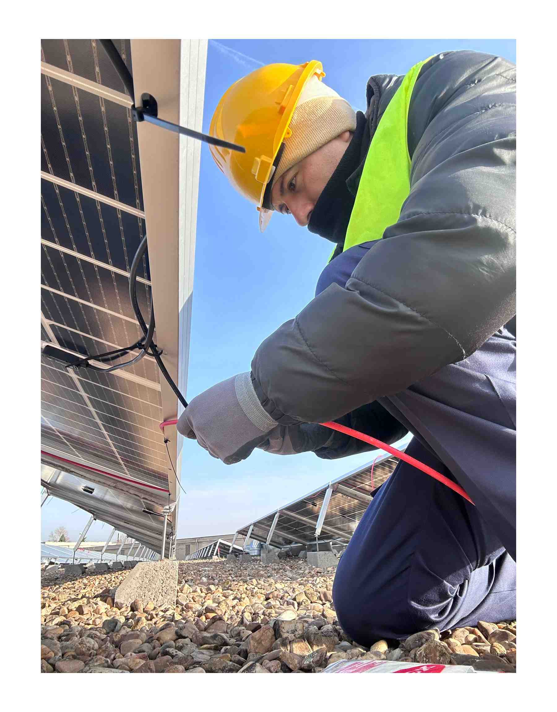 Jerry trabaja de forma estable como técnico instalador de placas fotovoltaicas.